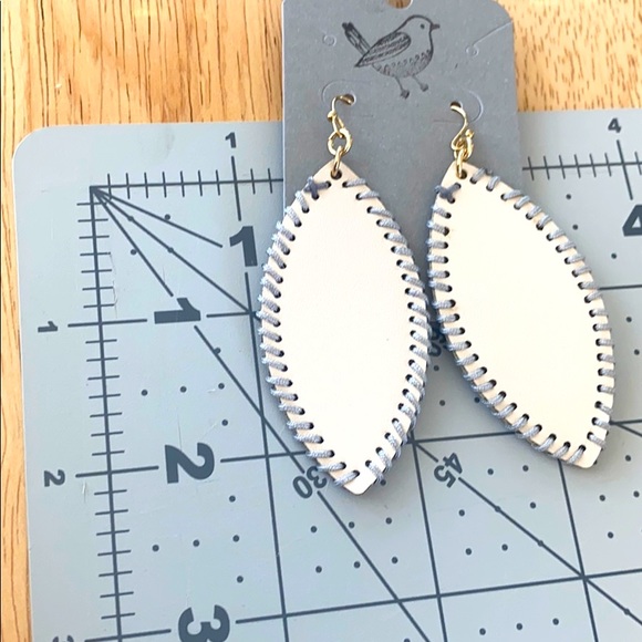 Beige and grey cut leather fashion earrings - Picture 3 of 5